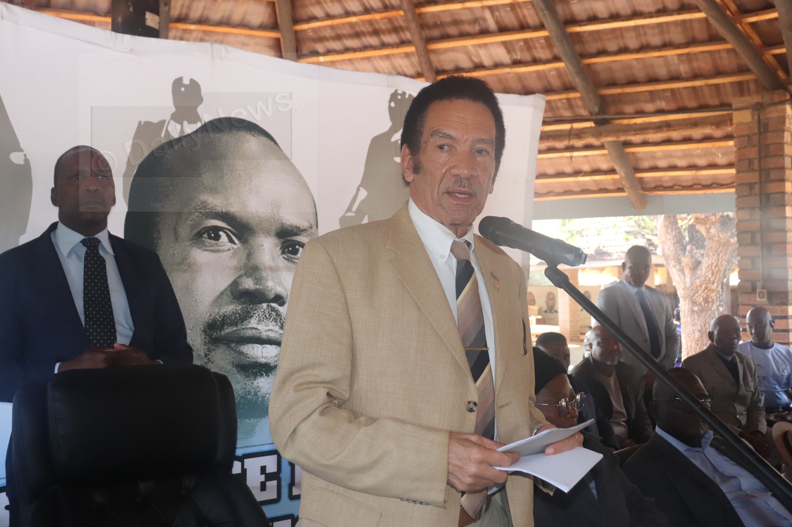 Khama o Rotloetsa Batabogi go Ipaakanyetsa Mabelo